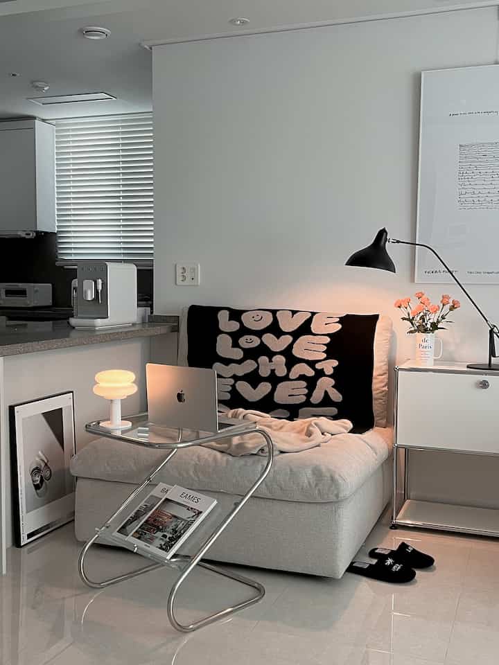 Di rumah kami, kami menggunakan sofa modular yang terdiri dari 4 dudukan + ottoman.
Diantaranya, kami menciptakan sofa baru 1,5 dudukan dengan menambahkan bantalan pada ottoman praktis yang dapat digunakan sebagai sofa sofa atau untuk memanjangkan tempat duduk saat banyak tamu yang datang.
Menurut saya ini menjadi ruang yang sangat nyaman dan praktis✨