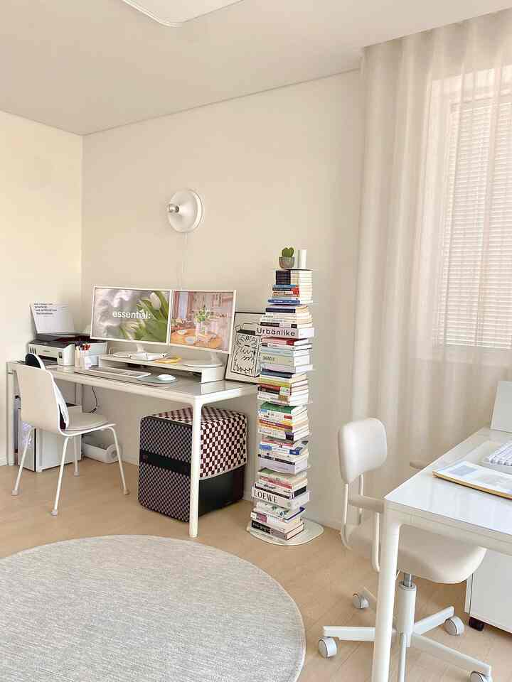 The weather is nice, so I'll clean up a bit and work hard in my tidy study.

Happy weekend everyone🫶🏻 #오하우스시즌8 #서재 #서재인테리어 #홈오피스 #데스크테리어 #책상 #두닷 #북타워 #금고 #모니터 #조명 #테이블 #의자 #무인양품 #두닷책상