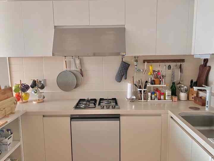 Remodeling the sink area with white and ivory film 
Creating a kitchen with a natural mood with wood props