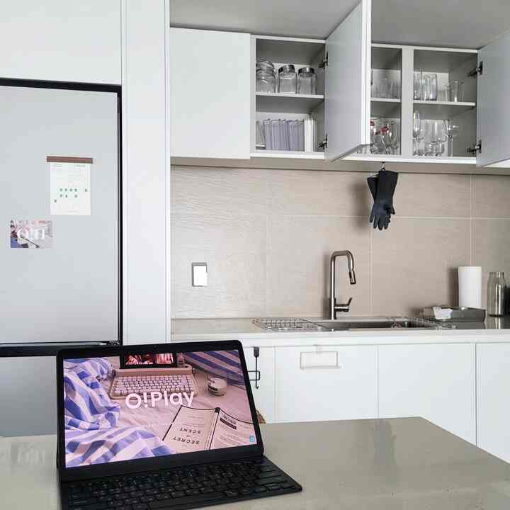 大切な週末ですが、
もう延期できませんでした。

実は、生き物に比べて収納スペースが多い
大きく収納に気をつけて生きていないけど
スペースが増えると、どんどん活気が増しています。
今回の機会に整理する物品整理もする兼
収納状まとめをしてみました。

上場は大きく6通で構成されています。
そのうち三通をまとめました。

冷蔵庫に最も近い方は小容器
シンクの上にガラスのカップ
最後の小さな内痛にはコーヒーカップと両家で送ってくれたおかず食べて残った樽を保管しています（返却しなければならないからㅎㅎ）

整理してみると嬉しいです。
いつこんなにグラスが増えたかった今日でした🥲

