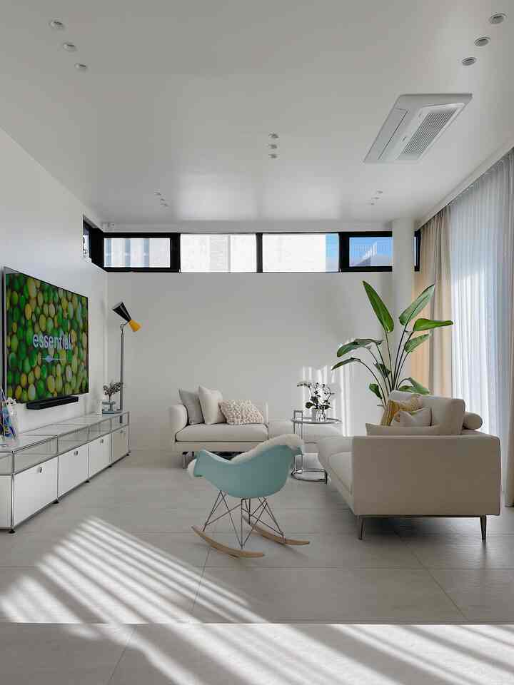 On a sunny afternoon, the light from the dining room window comes into the living room!

At first, it started out extremely minimalistic, but now it's crowded with a lot of items~

But I think this feeling is not bad because it feels like memories are being accumulated🤍