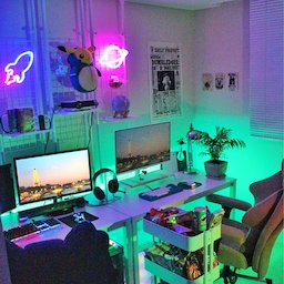 저희집 PC방이에요👾🎮
게임을 참 좋아하는 덕분에 방 하나는 오로지 취미를 위한 PC방으로 꾸미기로 했는데요, 조명과 좋아하는 소품들을 모아두니 그럴듯한 공간이 만들어지더라구요😄 
사진엔 나오지 않았지만 반대쪽 벽에 빔프로젝터를 쏴서 드라마나 영화를 보기도 한답니다! 빔프로젝터 전선을 예쁘게 숨길 방법을 아신다면 꿀팁 알려주세요🤍
무엇보다 이케아 트롤리가 과자랑 컵라면 싣고 열일하는 중입니닷😋 #오하우스시즌8 #오하우스 #취미방 #pc방 #트롤리 #이케아 #간식트롤리 #컴퓨터 #책상 #조명 #무드등 #벽꾸미기 #파티션 #취미 #게임 #게임방 #게이밍의자 #삼성 #모니터 #과자 #네온사인