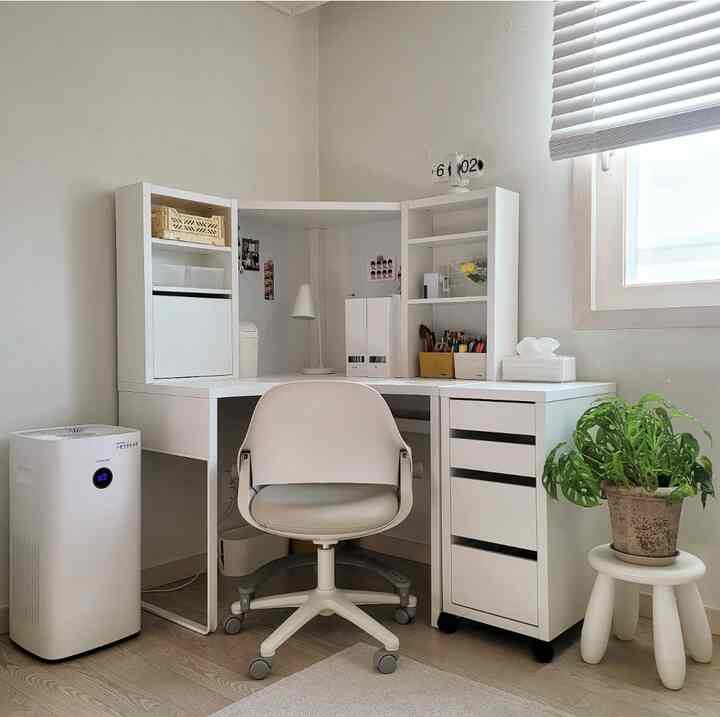 Bright kids' room in white and natural tones featuring a corner desk and chair with clean, airy atmosphere