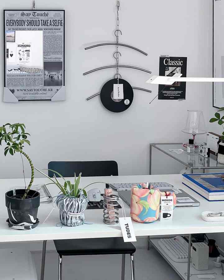 白を基調としたホームオフィス、中央にデスクと黒のオフィスチェアが配置された清潔感のある空間