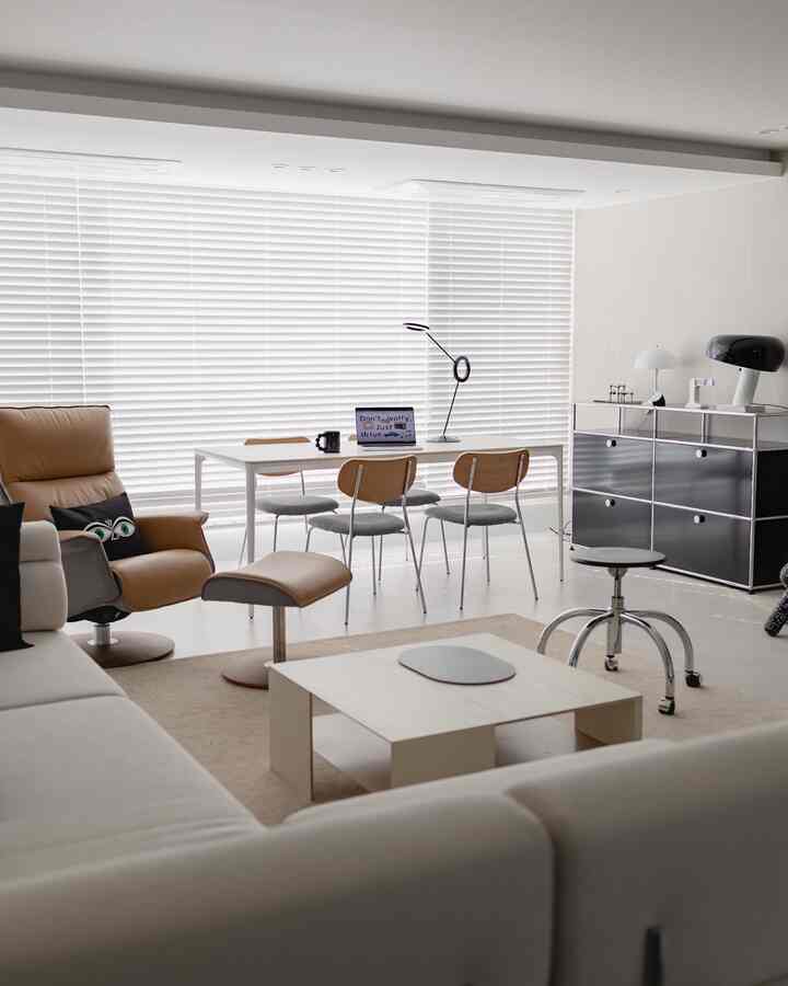 白と茶色が調和したリビング・ダイニング空間、リクライナーとダイニングテーブルが配置されたモダンで清潔感のあるインテリア