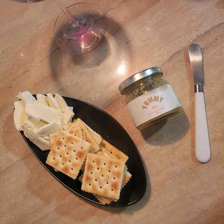 Yuummyキノコペストワインつまみにぴったり...🧡
クラッカーにキノコのペストを薄く塗り、モッツァレラチーズを上げて一口🫢
