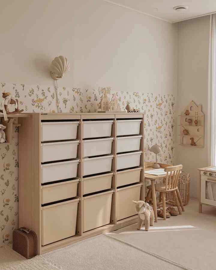 ベージュとナチュラルトーンの子供部屋、整頓されたおもちゃ収納と子供用机が配置された居心地の良い空間