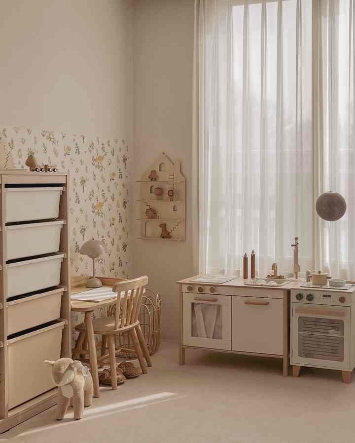 ナチュラルな色調の子供部屋、木製のキッチンおもちゃとおもちゃ収納、子供用家具が配置された明るく暖かい空間