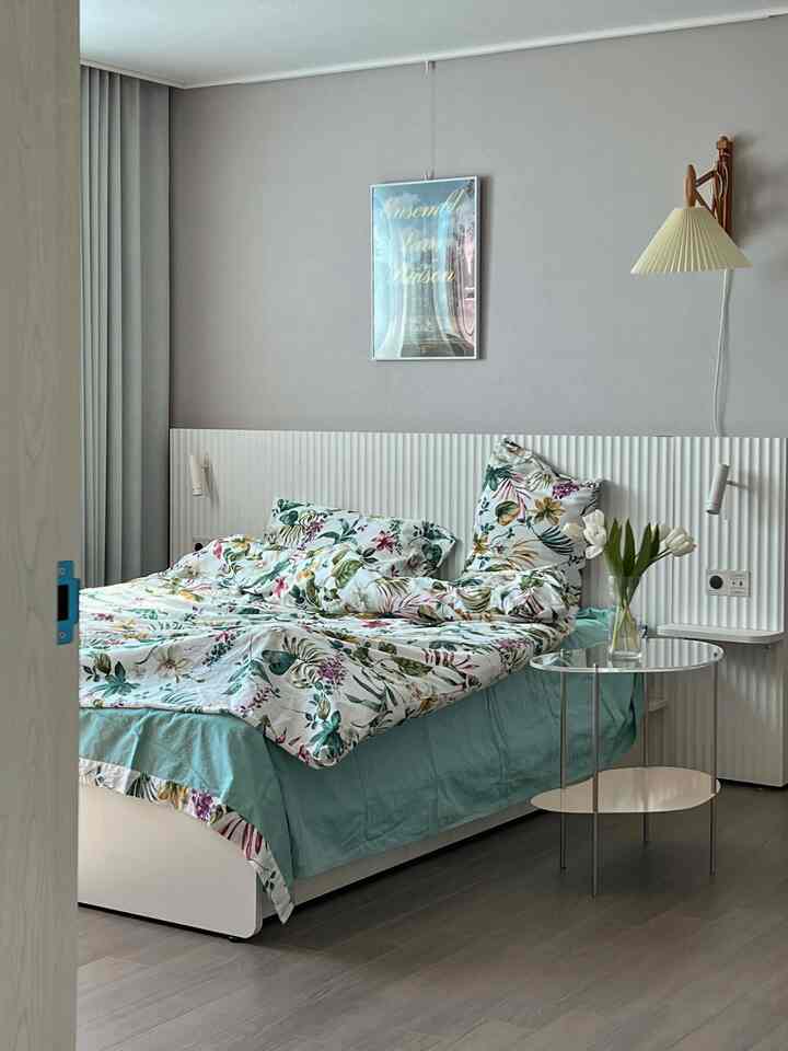 A bedroom with a new bed. 
The light that was installed on the wall to match the wooden bed has left marks when removed, so I haven't been able to remove it yet. 
Today, I want to buy fresh tulips 💚