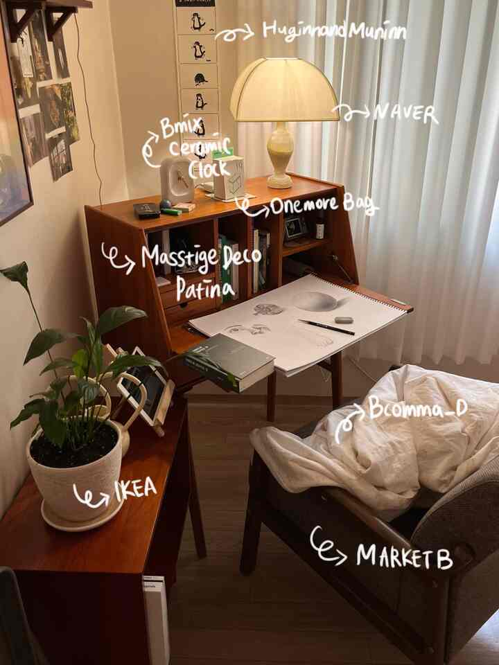 暖かい木目調と白いカーテンが調和した一人用ホームオフィス、机とアームチェアが配置された落ち着いた空間