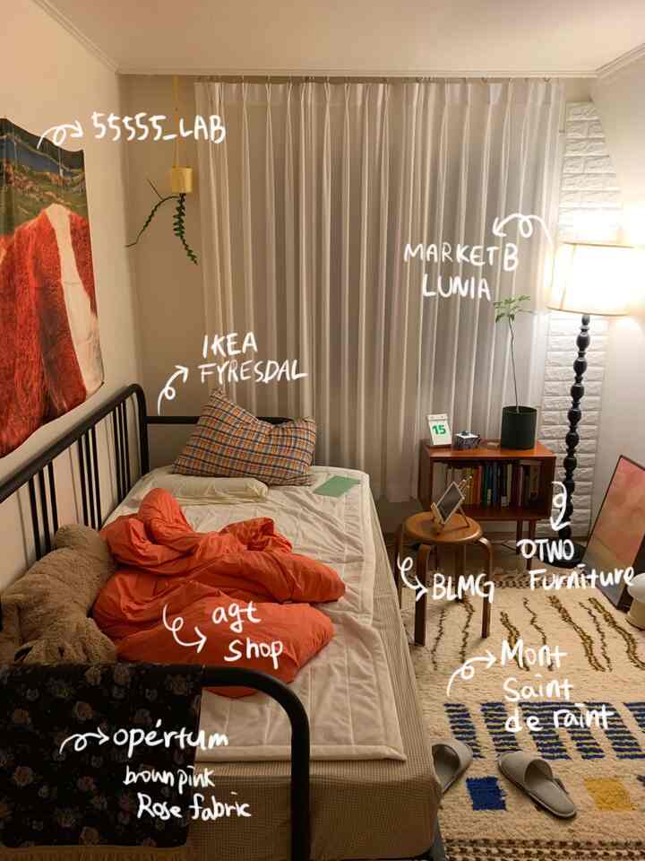 白と茶色のトーンの寝室、ベッドとカーテン、ラグ、フロアランプが配置された雰囲気のあるインテリア