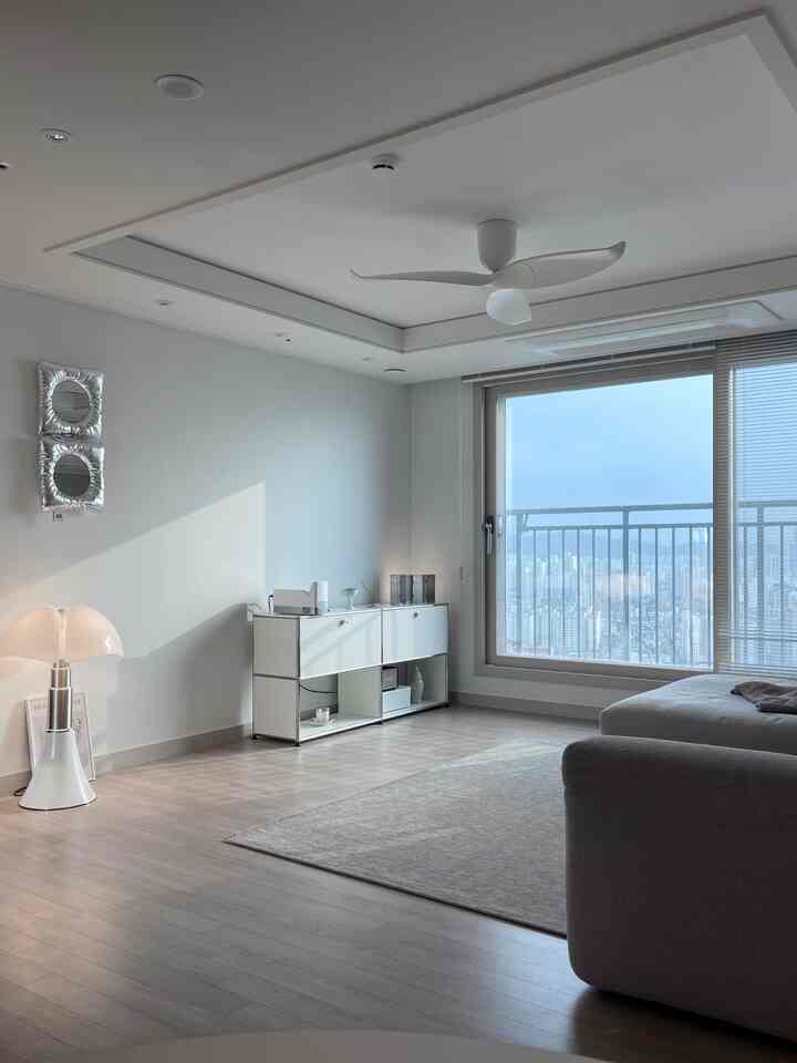 Kami mencocokkan warna dengan putih, abu-abu, dan perak serta menambahkan titik dengan objek dan pencahayaan! 