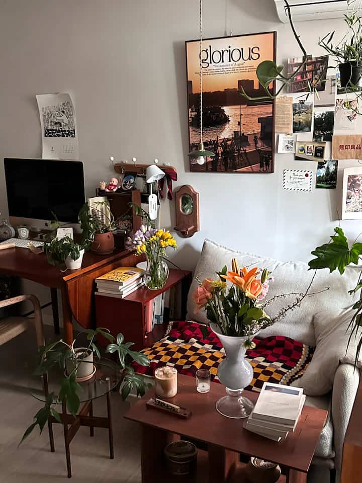 My room with flowers in bloom🤎