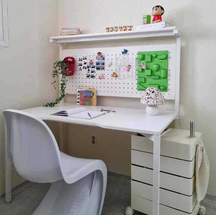 I was expecting a desk when I put a bunk bed in my daughter's room
⠀
The new 209 Avenue Zero Station desk in my sister's room,
⠀
I like metal furniture so much!!!

It has a perforated board so I can use it

usefully ꈍ◡ꈍ
⠀
Decorating the desk using magnets!!! ⠀
There's also a shelf, so I can put my first figure on it,
and decorate it neatly,
so it's so pretty🫶
⠀
It still looks bare,
but I'll decorate it little by little
ꈍ◡ꈍ

#Advertisement #제품협찬 #209애비뉴 #209ave #제로스테이션 #제로데스크 #209애비뉴라이프 #책상 #컴퓨터책상 #게이밍책상 #선반책상 #책상꾸미기 #방꾸미기 #데스크테리어 #책상스타그램 #책상인테리어 #셀프인테리어 #책상추천 #책상피드 #onmydesk #desksetup #desksetups #deskdecor #deskspace
