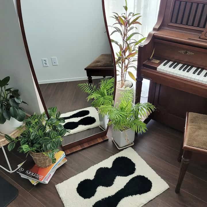 The only space in my house with a different mood
It's a space that's decorated very softly
I'm so satisfied with the addition of the irregular mirror

I tuned the piano and never played it
But next month!! I'm definitely going to!!


