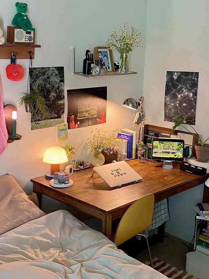 ナチュラルモダン調の小さな寝室、木製デスクと植物が配置された雰囲気のあるホームオフィス空間