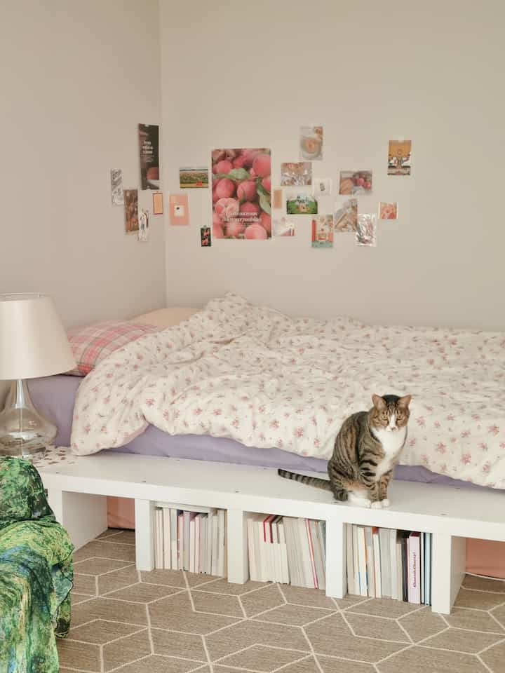 Saya seekor kucing kucing 🐈‍⬛🖤 Saya sedang memikirkan furnitur yang bisa digunakan bersama kucing.

Rak IKEA LACK merupakan produk yang dapat digunakan dengan berdiri tegak. 
Saya menggunakannya sambil berbaring di samping tempat tidur.

Saya naik dan duduk
Terkadang saya tidak sengaja memasukkan semua buku dan hanya masuk ke ruang kosong😄