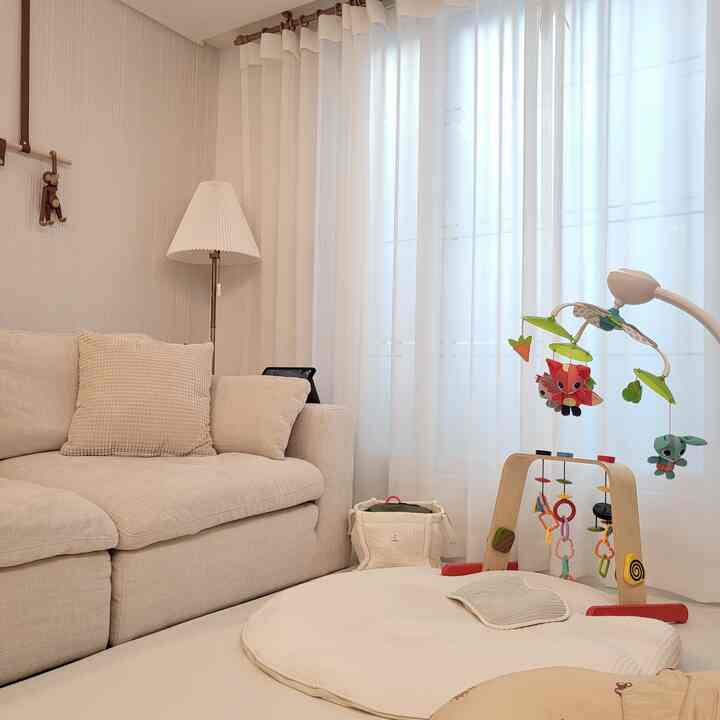 A house with a baby _ Living room 🛋

You know that the living room of a house with a baby must be colorful, right?

I use the living room as neatly as possible, making the most of the space!

At the end of the day, I always! Clean up the living room!

When I wake up the next day,
I feel good when it's organized like this :-)

I'll introduce Jay's Home's baby products one by one in the next picture!