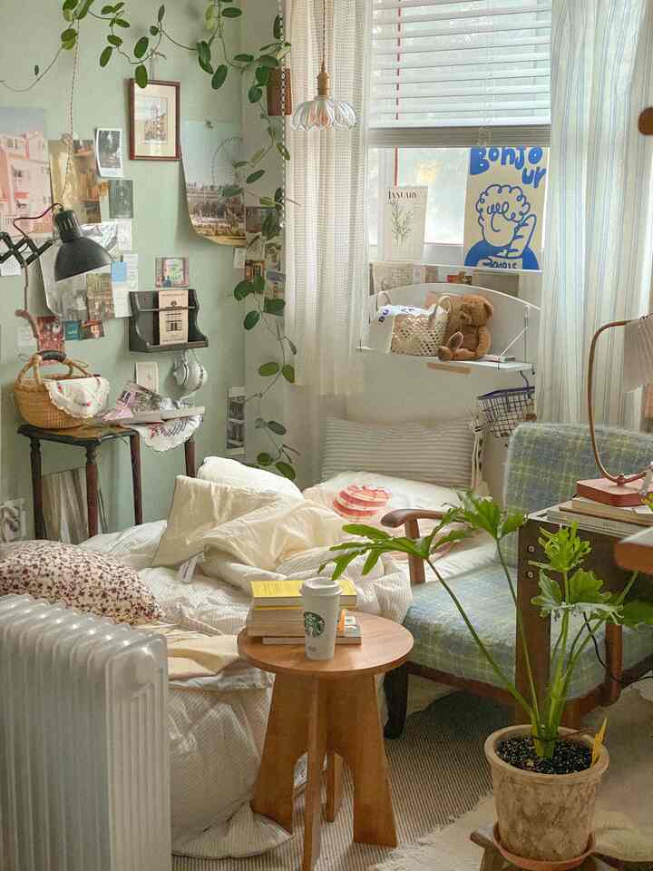 My space where the bedroom and study coexist.
I took a picture of the book return text that came from the library.

I have a lot of book lust, but on the day I borrow books with both arms full, my heart is filled.

On the day I return books, I feel regretful, so I flip through the pages I've read..
I should have read a book at a cafe. I bought coffee out of curiosity, but I couldn't concentrate because of the bustling noise and came home🫣