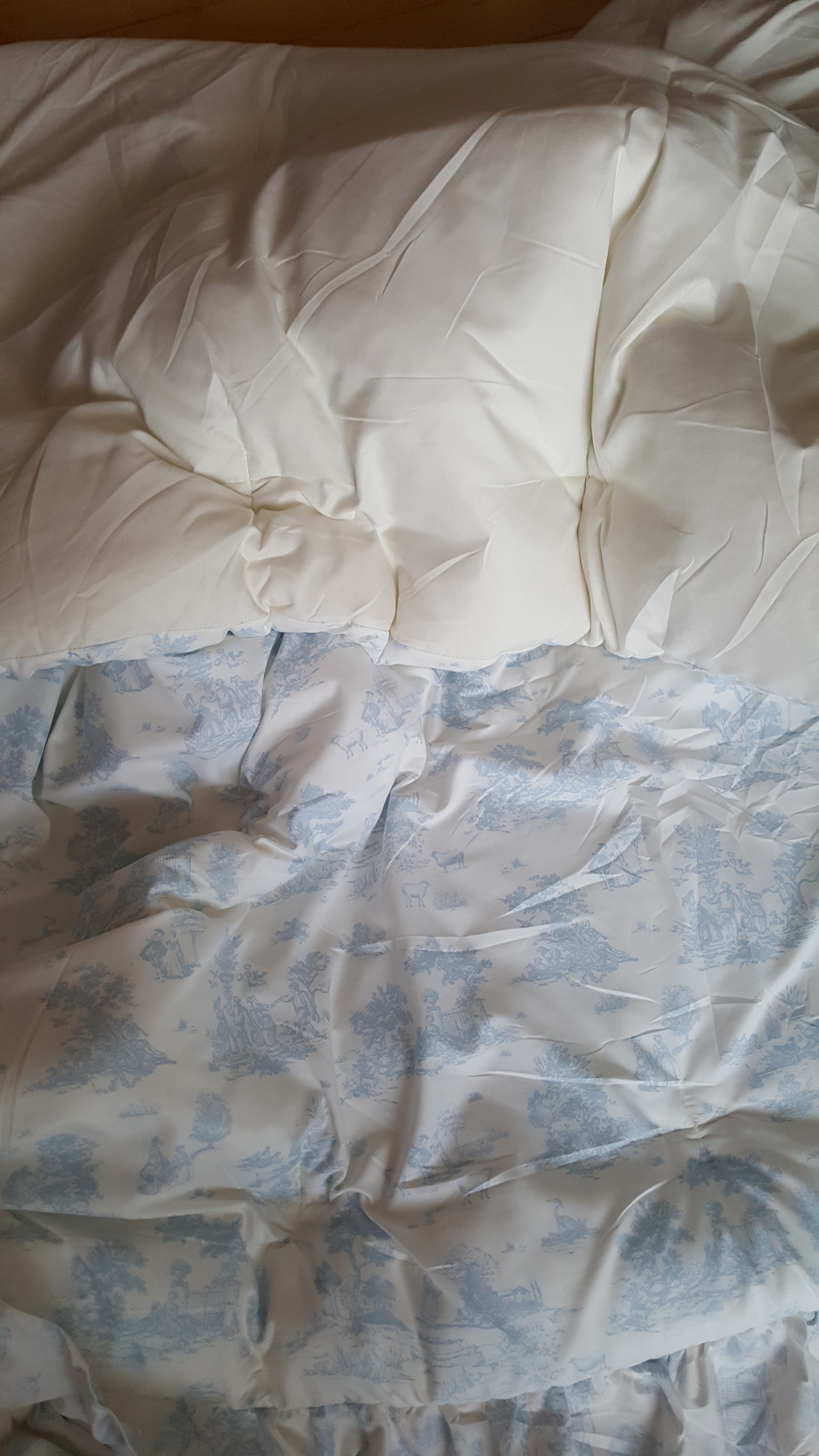 Hotel Style Dust Free Frill Comforter user photo