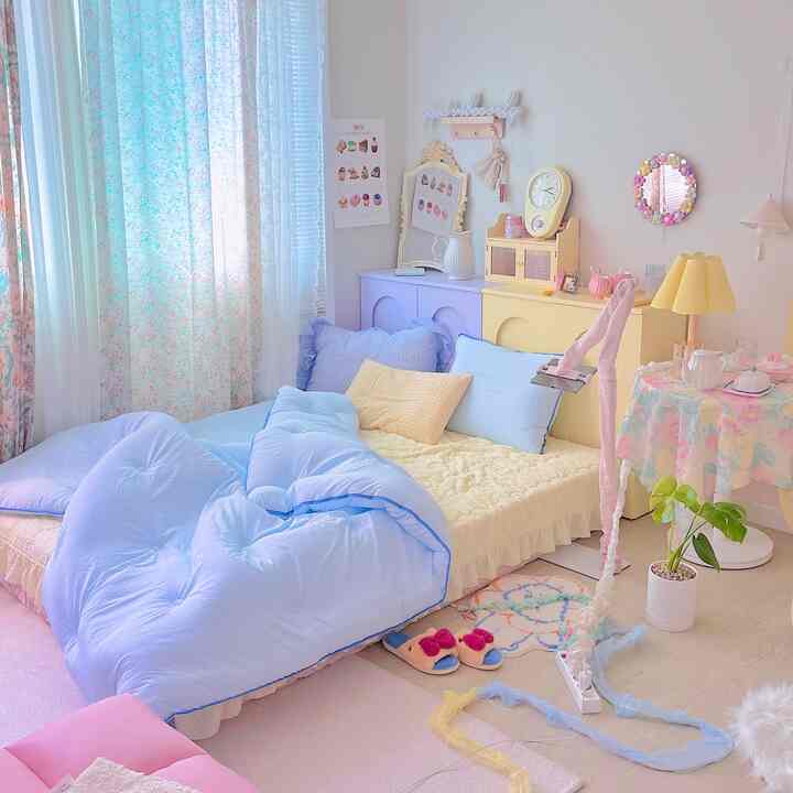 パステルカラーの寝室、柔らかいモーダル素材の寝具と黄色のアクセントが配置された、心地よく甘い雰囲気のインテリア