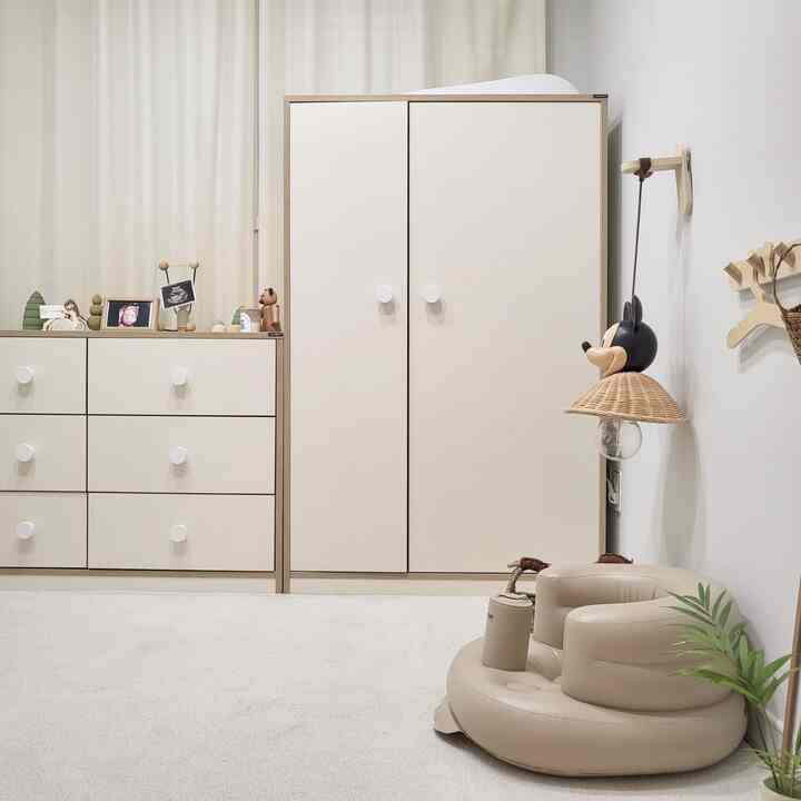 Decorating the baby's room for spring 🌸

Actually, I wanted to upload the before first,
but it was so awkward that I couldn't upload it because it was a warehouse(?) level before?

After the baby was born, the crib was in the master bedroom

Only the closet was in the baby's room
And I was so busy raising the baby
That room was almost neglected!

Since the weather was nice today, I went to see the cherry blossoms
And I cleaned up the inside of the drawers and closet
(I'll upload some organizing tips next time)
And I cleaned up and decorated the photo zone to create a spring atmosphere 🫶🏻

👶🏻 Closet: Sornia Kai 900 Closet
👶🏻 Chest of drawers: Sornia Kai 3-tier chest of drawers

First of all, the baby's chest of drawers
are Sornia products!

I really like the neat and modern style
So I really liked this design!
And doesn't the color of the closet make the house look warmer?

* Please refer to the next chapter for detailed introduction!