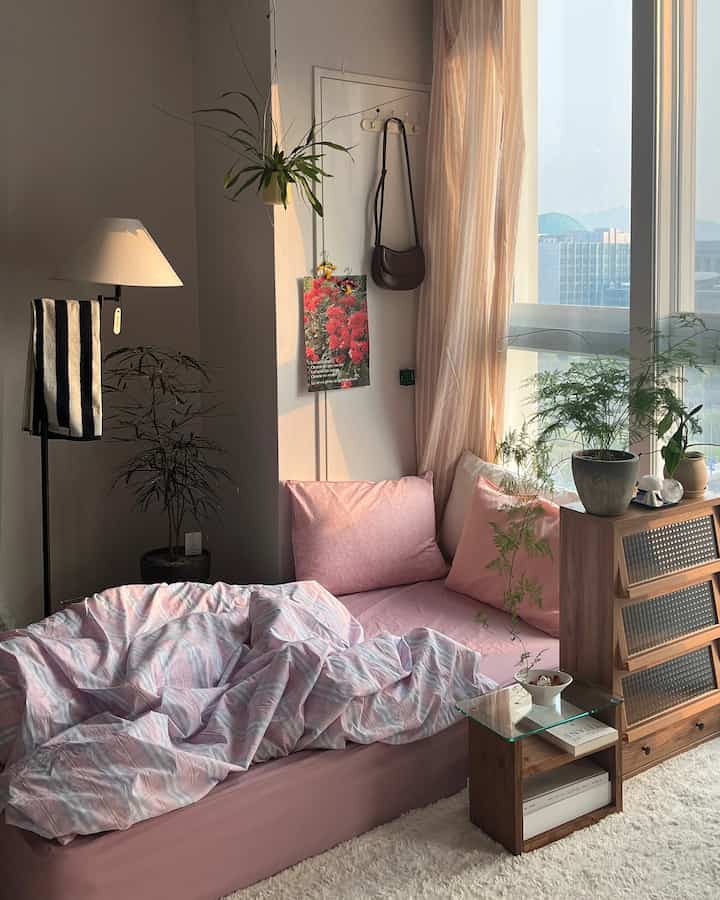 Matahari hanya muncul di pagi hari 
Kami mengisi ruangan dengan tanaman yang sesuai dengan lingkungan!

https://youtu.be/D-WfjECXAKU