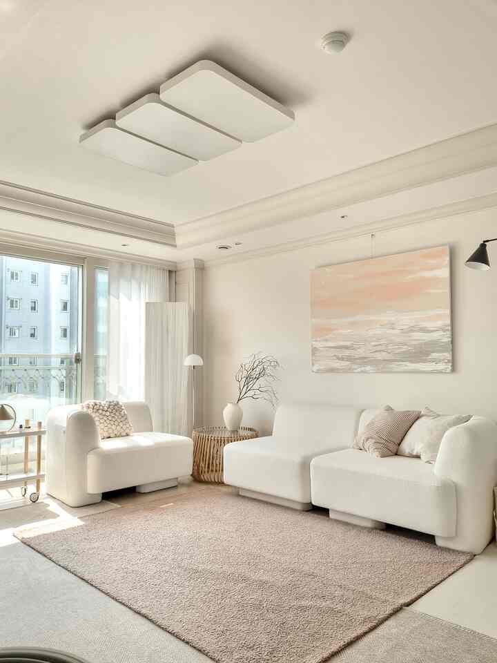 ▪️北欧リビングルームのインテリア▪️

桜が満開になった最近の花火がたくさん通っていますか？私は先週桜を見に行きましたが、とてもかわいいですよ🩷

先週に桜の花が通ってきたので、今週は家で師副作師副作家具を一つ二つずつ変えています。

一番大きな部分を占めるソファも今回新しく変えました🫶🏻