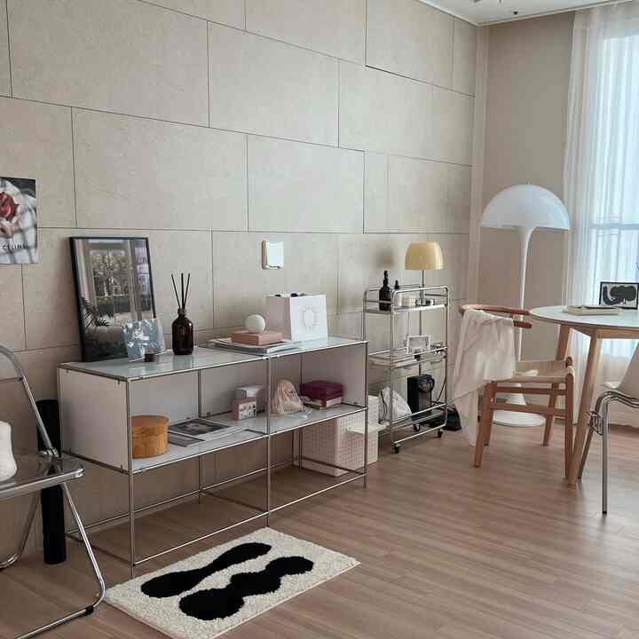 ナチュラルカラーの自然なモダンな狭いリビング、収納アイデアとフロアランプが配置された印象的な空間