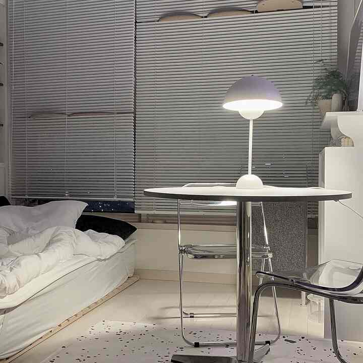 Maksimal, selalu memimpikan hidup minimalis,,🤍
Bersih-bersih di malam hari #오하우스시즌8 #미니멀라이프 #맥시멀라이프 #원룸꾸미기 #미드센츄리모던 #복층오피스텔 #침실인테리어 #홈카페 #플랜테리어 #자취방 #냥테리어 #펫테리어 #복층블라인드 #러그 #액자 #인테리어소품 #복층원룸 #복층인테리어 #원룸인테리어 #캣타워 #오피스텔 #블라인드 #조명 #접이식의자 #원형테이블 #침실 #침구 #이불 #베개커버 #복층