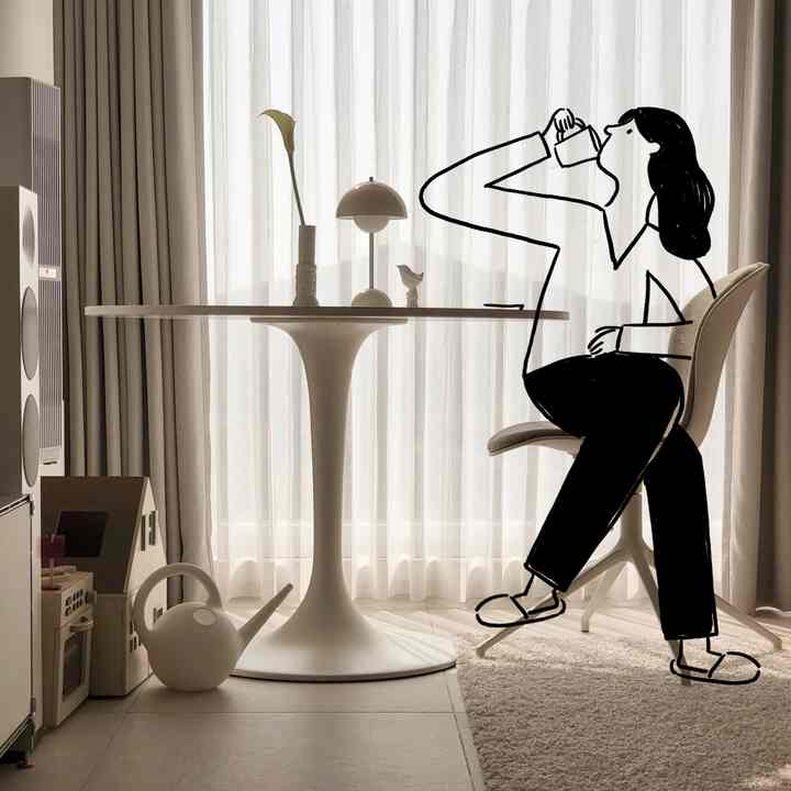 ホワイトとベージュのトーンが特徴的なリビングのホームオフィス、円形テーブルと快適な椅子が配置されたミニマルなインテリア