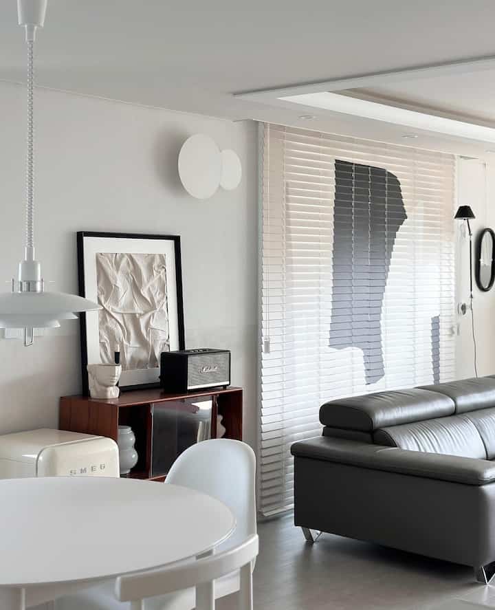 夫と設置するとすぐにシールの拍手が出た現場🦭👏👏👏

リビングルームで大きな部分を占める空間なので、とてもぎこちないと思ったらどうしたのか心配が無色におしゃれを誇るビューティーホームギャラリーブラインド、、、！
ベランダに向かう折りたたみドア面に一つの大きなハイリーヒルズ額縁がかかった感じです。 
桐の素材のウッドブラインド材質も高級感のある上に両面で使用も可能なのでシンプルに、オシャレに全てスタイリング可能ですよ🥹✨

4/3ローンチで販売中のハイリーヒルズブラインドをビューティーホームでお会いしましょう〰️
販売金額の1％は脆弱階層の児童に寄付された大要🤍
ㅤㅤㅤㅤ ⠀⠀ 
ㅤ