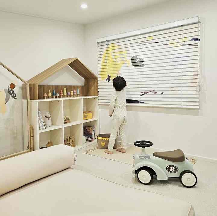 #제품제공
I've been waiting so long,, 
Hyili Hills collaboration blinds...!!🫣🫶

I've always really liked Hyili Hills paintings,

and now there's a painting on the blinds!!

It's colorful, three-dimensional, and colorful,

so it feels like I'm in a fresh garden🌸

I'm stuck at home with a cold,

but as soon as I put up the blinds, I thought, 'This looks like a butterfly~!'

My eyes keep going to the blinds,,💛

You can use both sides, and they say they donate 1% of the product sales price

to underprivileged children~
*April 3~11, a limited quantity

is on sale for 9 days, so go check it out~