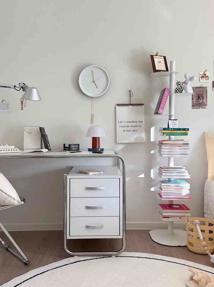 白とウッドトーンのワンルーム、デスクと本棚が配置されたモダンで清潔感のあるインテリア