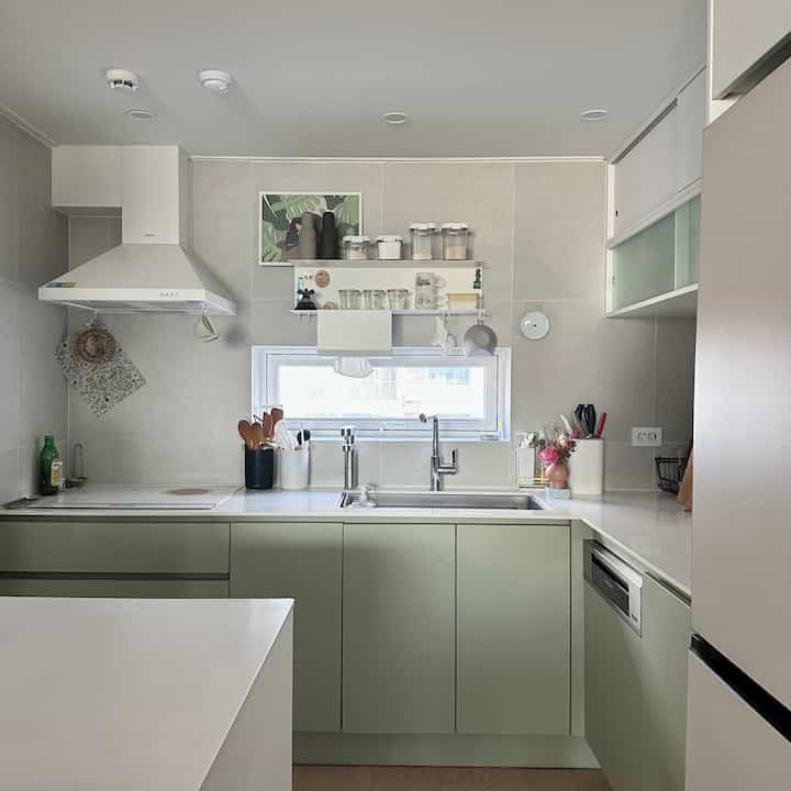 #헤이네오라이프
▪️Interior rumah dengan anak-anak▪️
-Keamanan Interior-

Ketika berbicara tentang rumah dengan anak-anak, keselamatan adalah yang utama, tetapi Anda juga tidak boleh menyerah pada desain interior! Akulah yang melakukannya!😅
Kami merombak dan pindah saat bayi berumur kurang lebih 6 bulan, namun mari berbagi prinsip desain interior rumah kita yang tetap terawat dengan baik bahkan hingga saat ini bayi sudah berumur 22 bulan.

Pada dasarnya, meskipun kita menganggap keselamatan anak-anak kita sebagai prioritas, kita tidak menjalani kehidupan yang sepenuhnya berpusat pada anak. 
Rumah adalah tempat di mana Anda tinggal bersama banyak orang, dan menurut saya itulah pendidikan. Saya ingin memberi tahu mereka bahwa ada ruang untuk ibu dan ayah di rumah. Jadi, saya berpikir untuk mengubah salah satu kamar menjadi ruang ganti, tetapi akhirnya saya membuat ruang belajar untuk ibu dan ayah (walaupun saya tidak punya banyak waktu untuk membesarkan anak🥲).