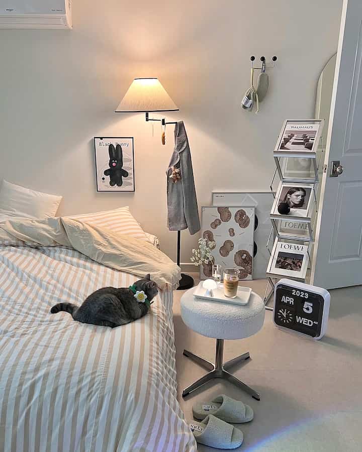 Kami menjalani hari yang damai, mengenakan kalung bunga untuk Marie dan meminum latte yang dibuat oleh suamiku. Inilah kebahagiaan. 💞 