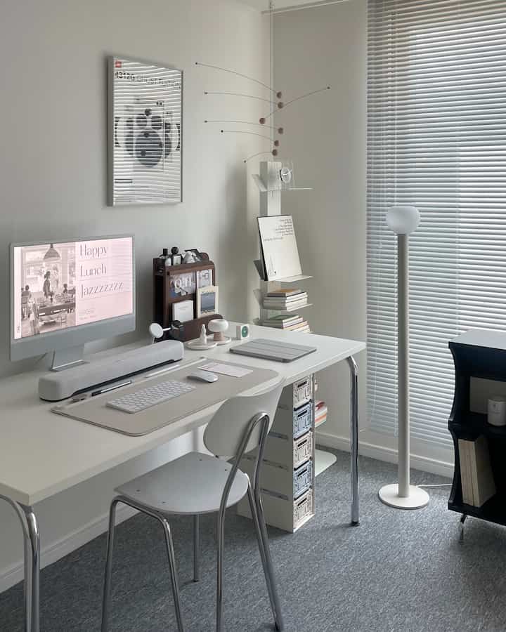 New lamp in the study💡 #오하우스 #오하우스시즌8 #서재 #화이트인테리어 #데스크테리어 #홈오피스 #인테리어조명 #조명 #플로어램프 #라이마스 #방꾸미기 #컴퓨터 #컴퓨터방 #컴퓨터책상 #스피커 #책상 #데스크매트