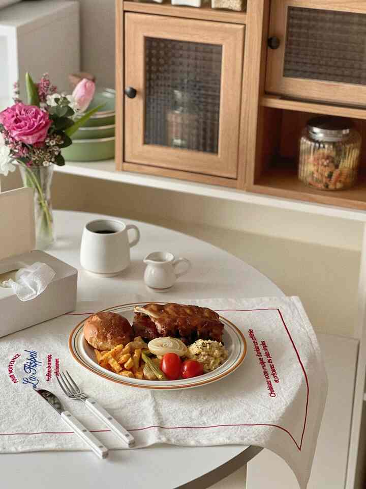 Jangan membayar terlalu mahal untuk makan di luar🤎 Nikmati iga besar di rumah
Salah satu menu yang paling populer saat mengadakan pesta di rumah atau mengundang tamu adalah iga babi!
Masukkan saja ke dalam oven, microwave, atau air fryer, taruh di piring, dan sajikan. 
Kami menjamin visual dan cita rasa sebanding dengan restoran franchise.