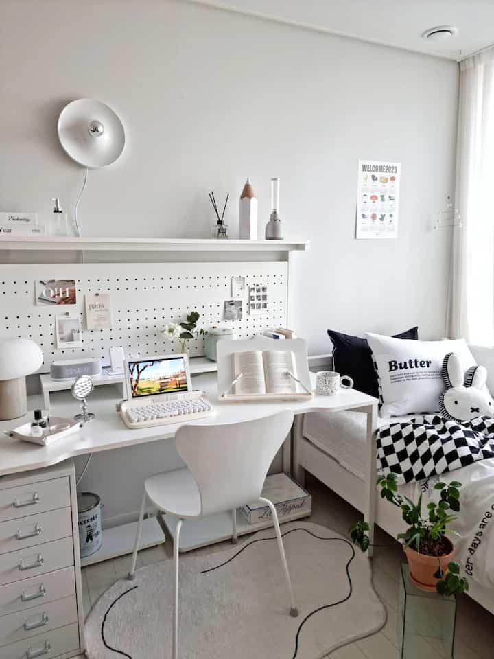 Anak saya suka buku jadi dia banyak membaca. 
Mereka bilang suka karena mereka mengirim meja baca lama ke Carrot dan mengubahnya menjadi ukuran besar berwarna putih bersih.  
Peniti pada dudukan buku dapat dipindahkan dengan bebas, sehingga buku besar maupun kecil dapat dipasang tanpa kesulitan. Mereka juga mengatakan bahwa ini nyaman untuk pekerjaan rumah karena Anda dapat menulis dengan bebas saat Anda menarik tiangnya ke bawah. 
Banyak sekali perlengkapan meja baru yang keluar, jadi keranjang belanjaan saya selalu penuh dengan barang untuk dibeli haha.

Instagram @ijuyeon157 

 #책상인테리어 #독서대 #벽조명 #오하우스 #이케아 #작은방인테리어 #아파트인테리어 #침구 #방꾸미기 #벽꾸미기 #셀프인테리어 #서재인테리어 #작업실인테리어 #원룸꾸미기 #자취방 #인테리어소품 #컴퓨터책상  Gaya Rumah} #화이트인테리어 #집꾸미기 #아이방인테리어 #아이방꾸미기 #홈오피스 #책상꾸미기 #데스크테리어  Meja} #조명 #포스터 #액자 #책상 