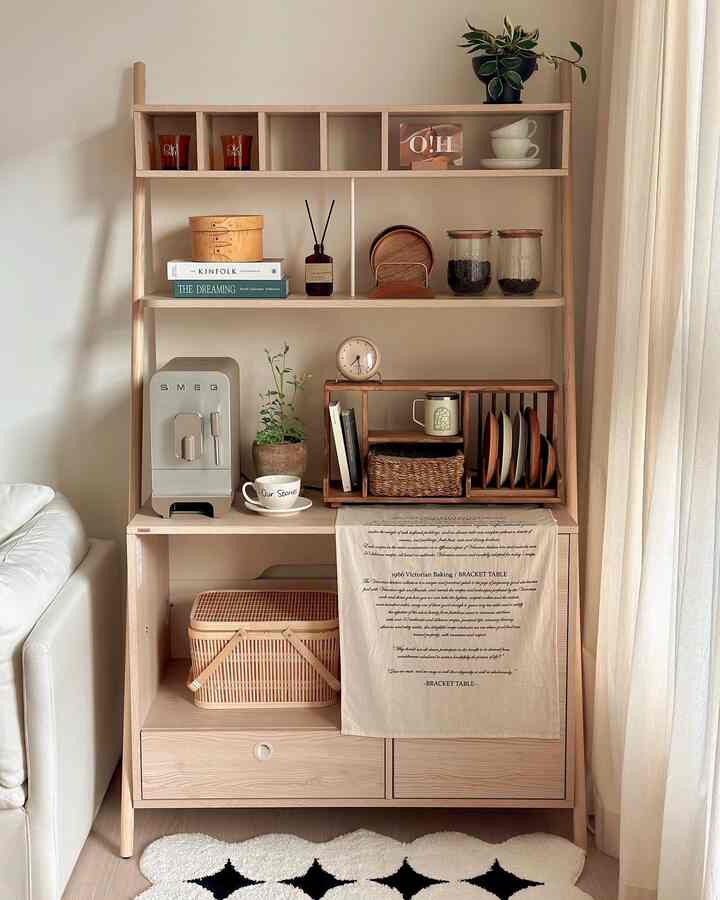 ナチュラルなウッドトーンとベージュのホームカフェ空間、スメールコーヒーマシンとディフューザーや植物が配置された雰囲気のあるインテリア