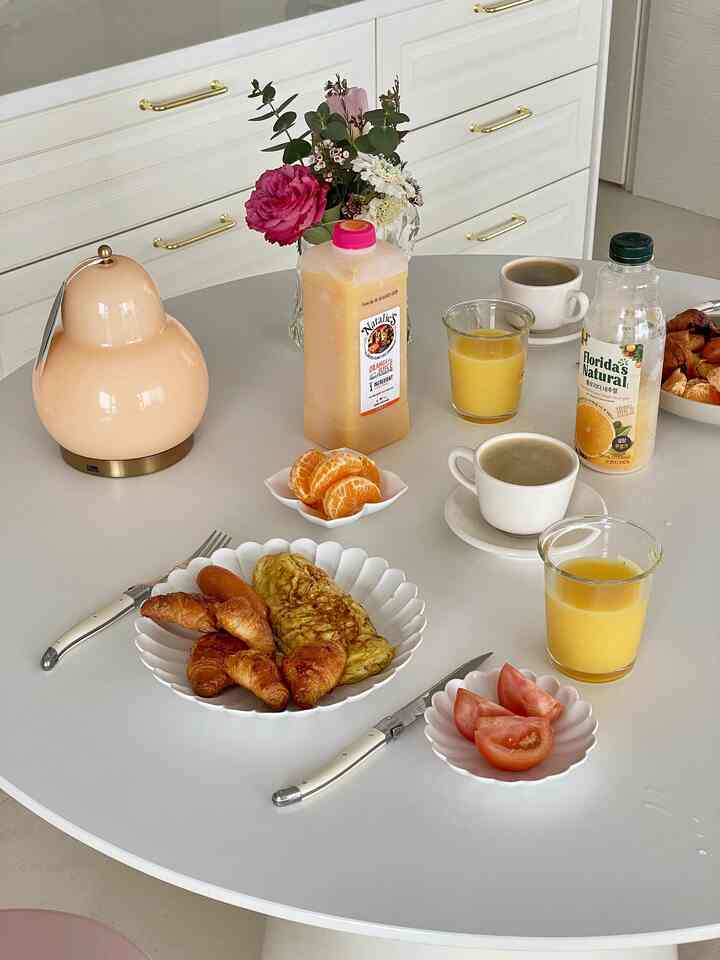⛧ Weekend brunch like a hotel breakfast

My husband and I, who are weekend couples, love our mealtimes :)
My husband likes to bake bread and eat omelets for breakfast, so he works hard to prepare them, but it always takes a long time. I have to work hard. ㅎㅎㅎ