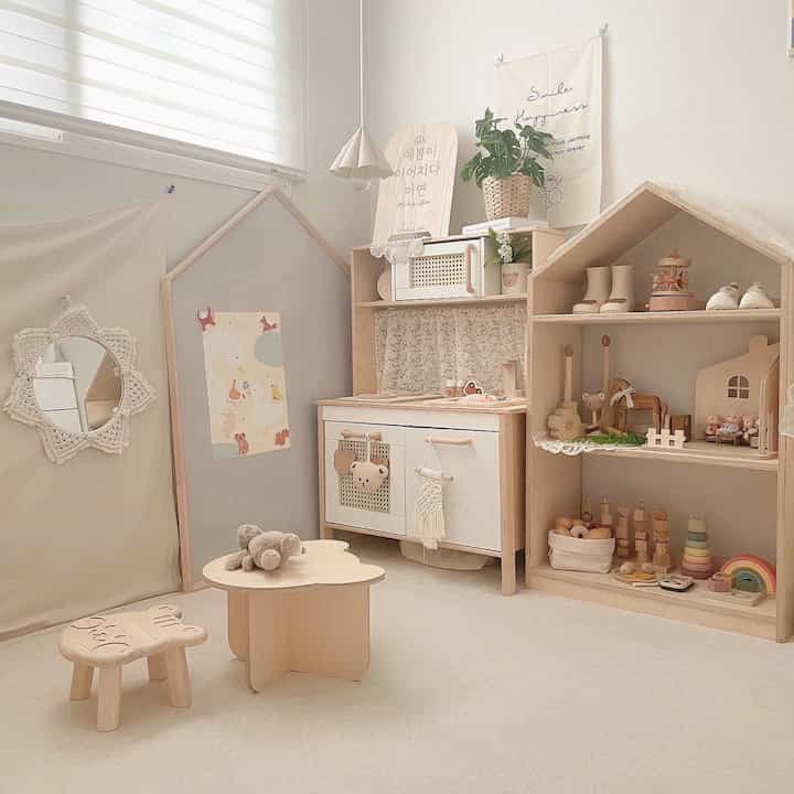 ベージュと木目調の赤ちゃん部屋、木製のベビーテーブルとスツールが配置された自然な雰囲気のインテリア