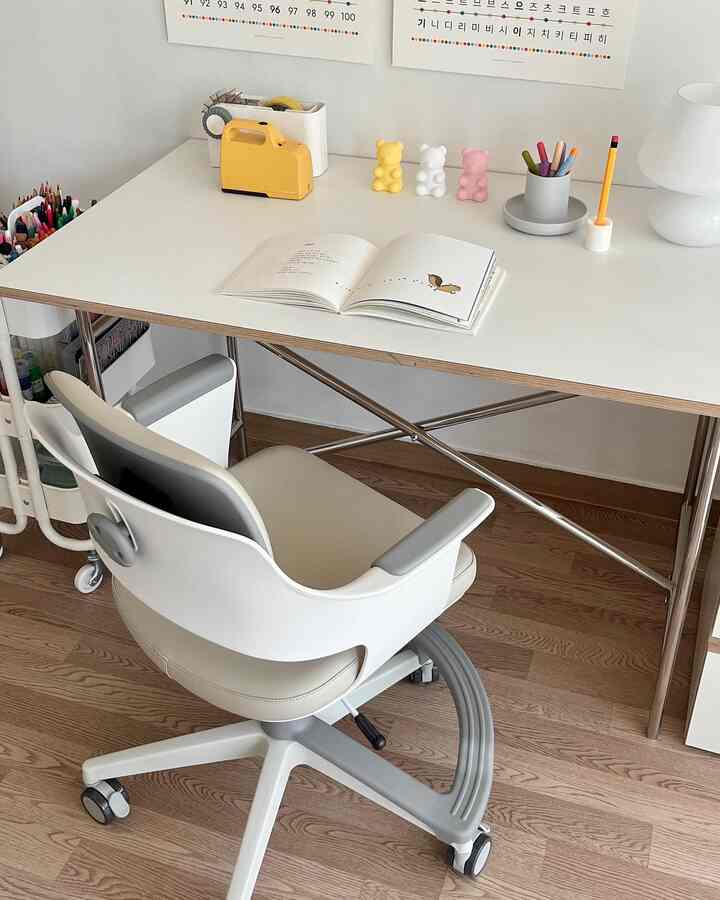 白とベージュ調の子供部屋、子供用机とオフィスチェアが整然と配置された雰囲気のある学習空間