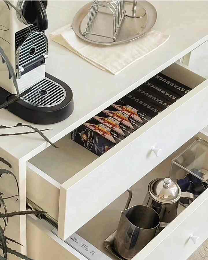 ホワイトトーンのホームカフェ空間、6段チェストとコーヒーマシンが整然と配置されたミニマルなインテリア