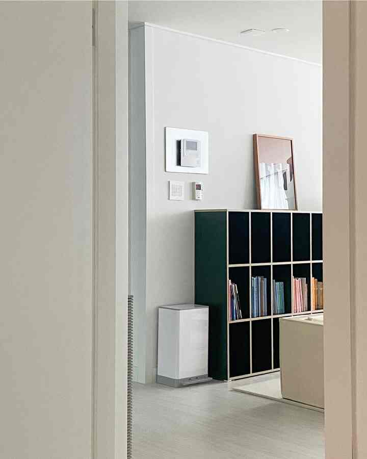 ベージュと白を基調とした赤ちゃん部屋、赤ちゃん用本棚が配置され、落ち着いた清潔感のあるインテリア