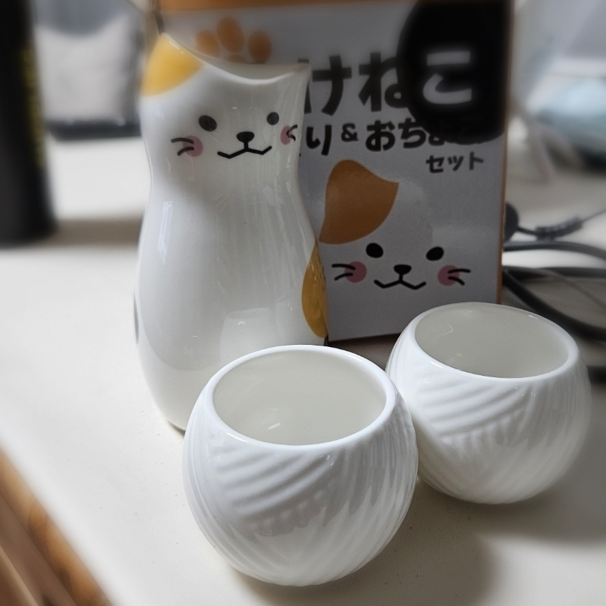 Cat Café Sake & Soju Carafe and Cup Set for 2 (3-Piece) user photo