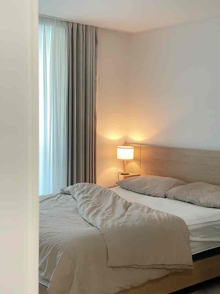 すっきりと落ち着いた雰囲気の寝室を好みます。落ち着いたベージュトーンで寝具とカーテンを合わせた寝室です。 :) 