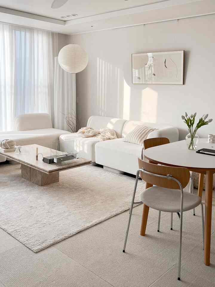 5月の最初の日が休日だからとても良いです🫶🏻
連休だから大々的な家構造変更！
リビングルームにダイニングテーブルを持ってきましたが、風変わりでとても良いです。