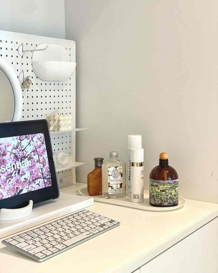 白を基調としたホームオフィス空間、ディフューザーとキャンドルが配置されている落ち着いた雰囲気のインテリア