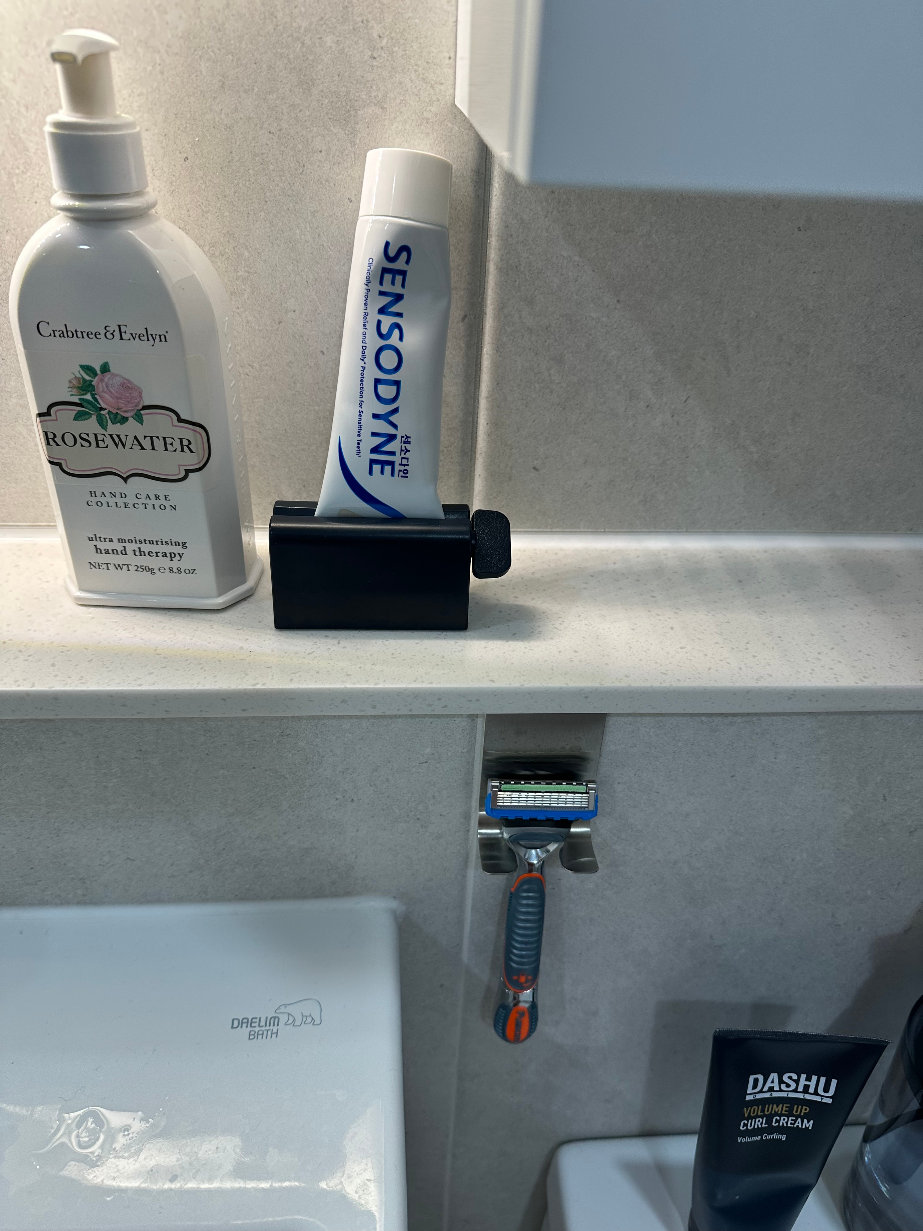 Easy Squeeze Toothpaste Dispenser user photo